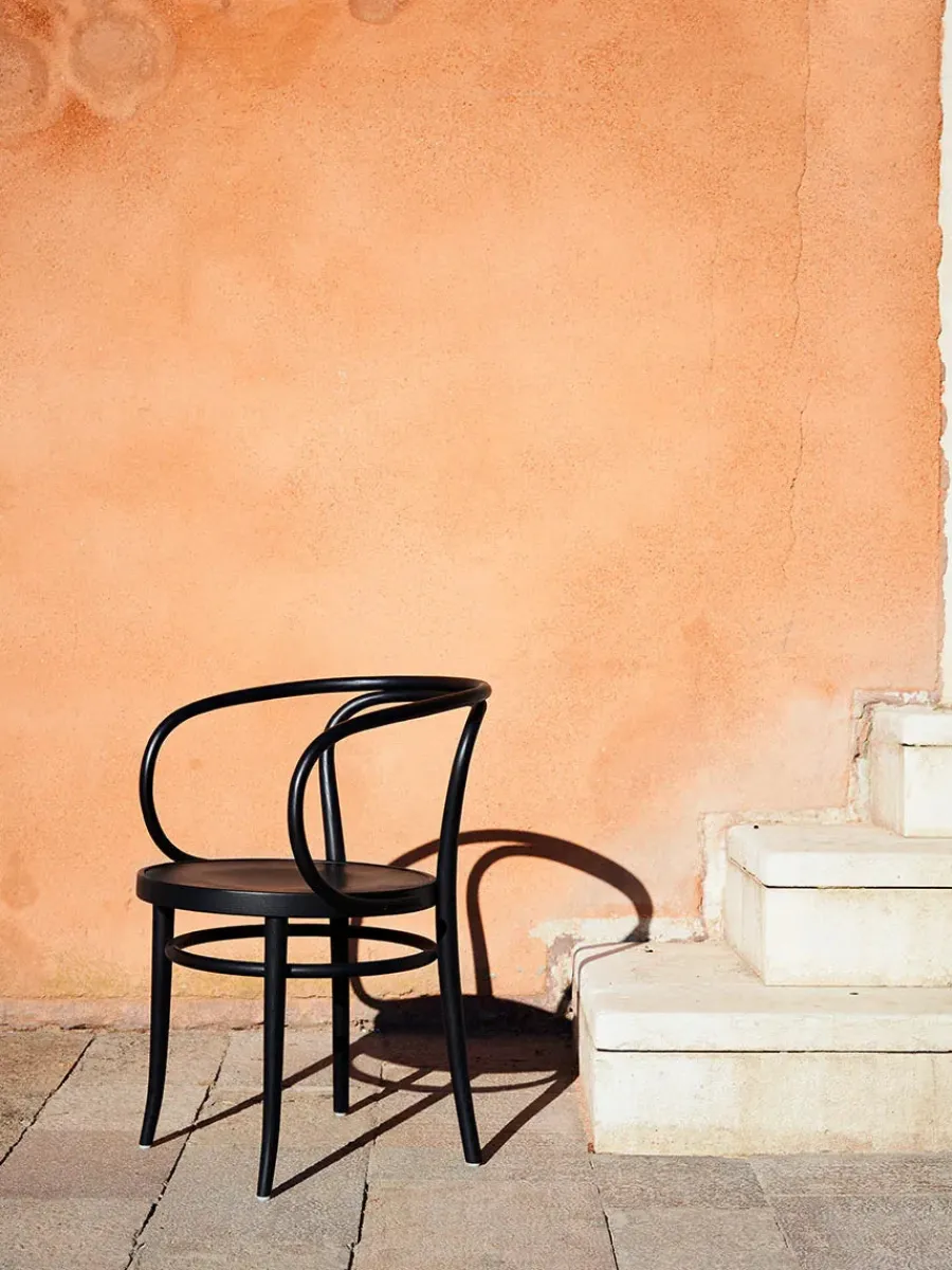 209 Armstol, sort fra<Thonet Online