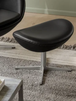3127 Fodskammel til Ægget af Arne Jacobsen læder<Fritz Hansen Discount
