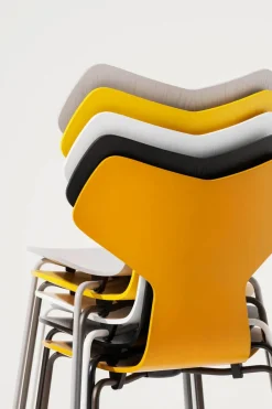 3130 Grand Prix stol i farvet ask af Arne Jacobsen<Fritz Hansen Online