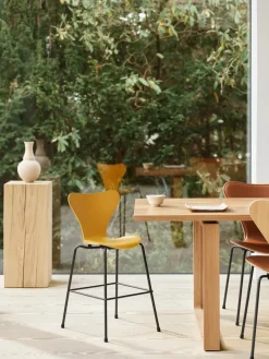 3177 Junior Højstol, farvet ask af Arne Jacobsen<Fritz Hansen Online