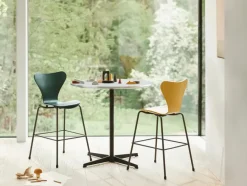 3177 Junior Højstol, farvet ask af Arne Jacobsen<Fritz Hansen Online