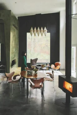 3208 Liljen armstol i valnød af Arne Jacobsen<Fritz Hansen Hot