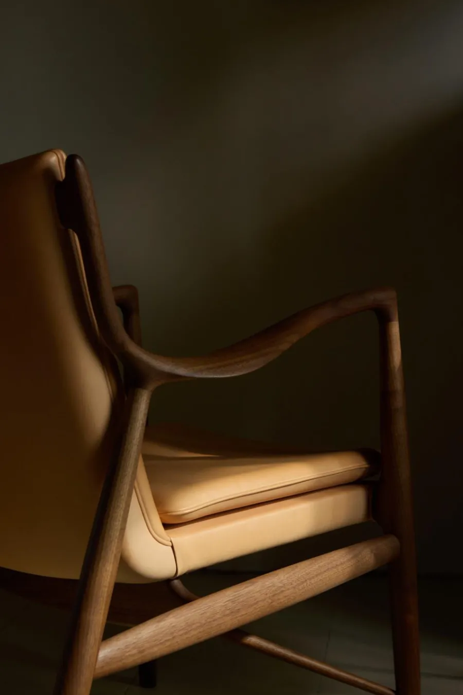 45 Lænestol, valnød af Finn Juhl<House of Finn Juhl Outlet