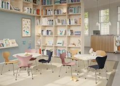 3101 Myren Barnestol, wild rose fra<Fritz Hansen Discount