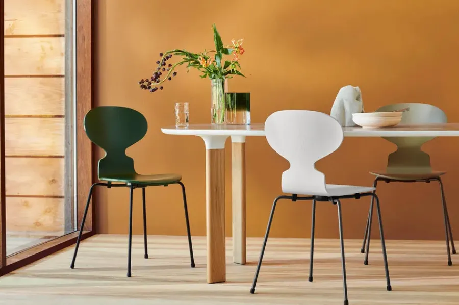 3101 Myren Stol i farvet ask af Arne Jacobsen<Fritz Hansen Online