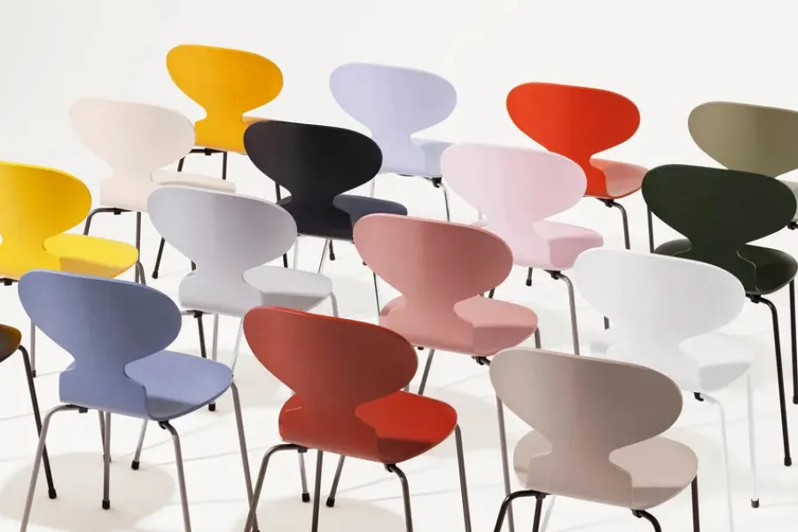 3101 Myren Stol i farvet ask af Arne Jacobsen<Fritz Hansen Online