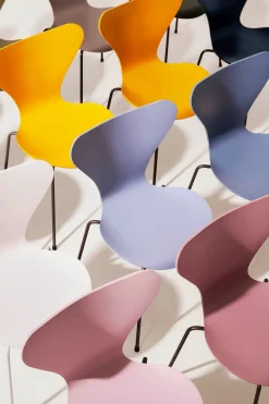 3107 Serie 7 stol i farvet ask af Arne Jacobsen<Fritz Hansen Sale