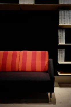 77 Sofa, eg olie af Finn Juhl<House of Finn Juhl New