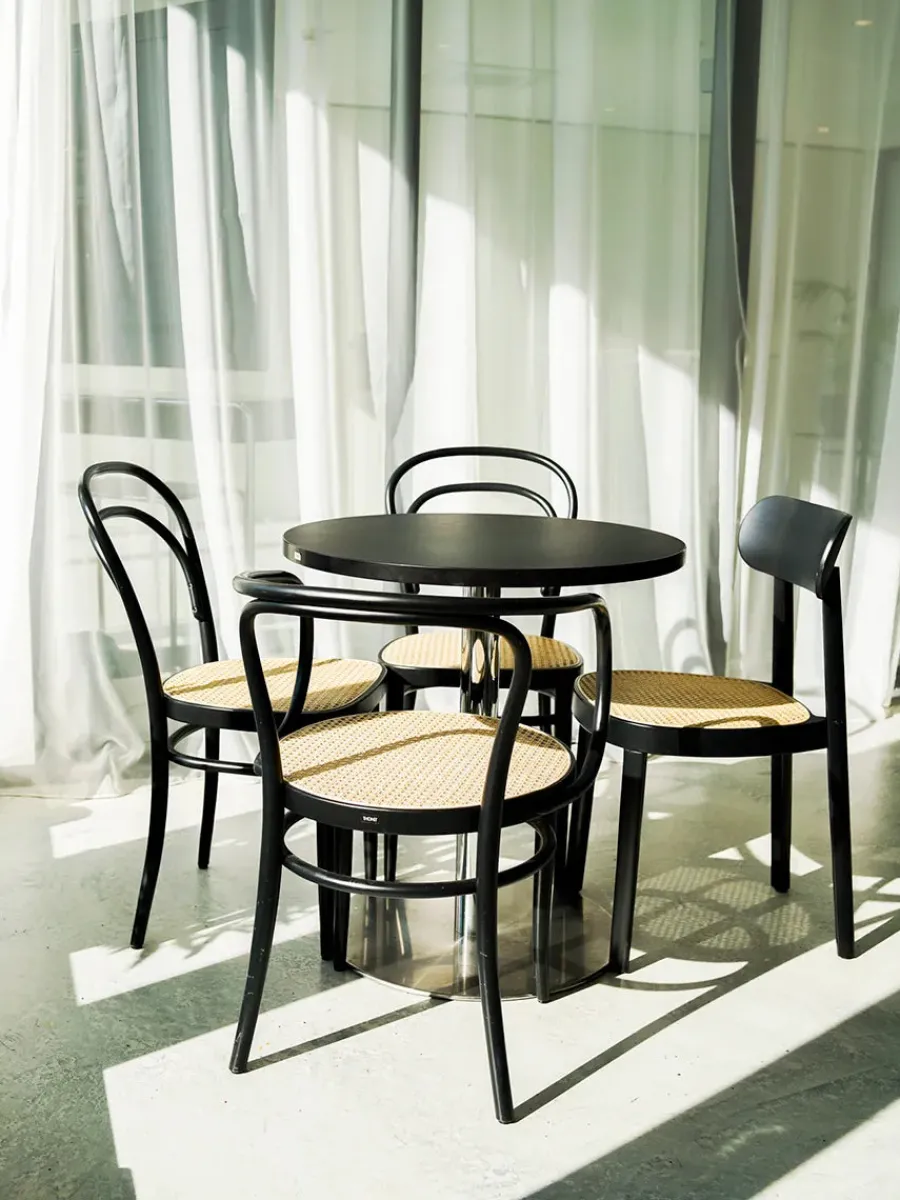 214 Spisestol, sort fra<Thonet New