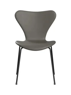 3107 stol, fuldpolstret Essential læder lava/sort stel af Arne Jacobsen<Fritz Hansen Outlet