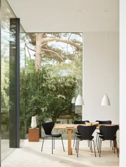 3107 stol, fuldpolstret Essential læder sort/sort stel af Arne Jacobsen<Fritz Hansen