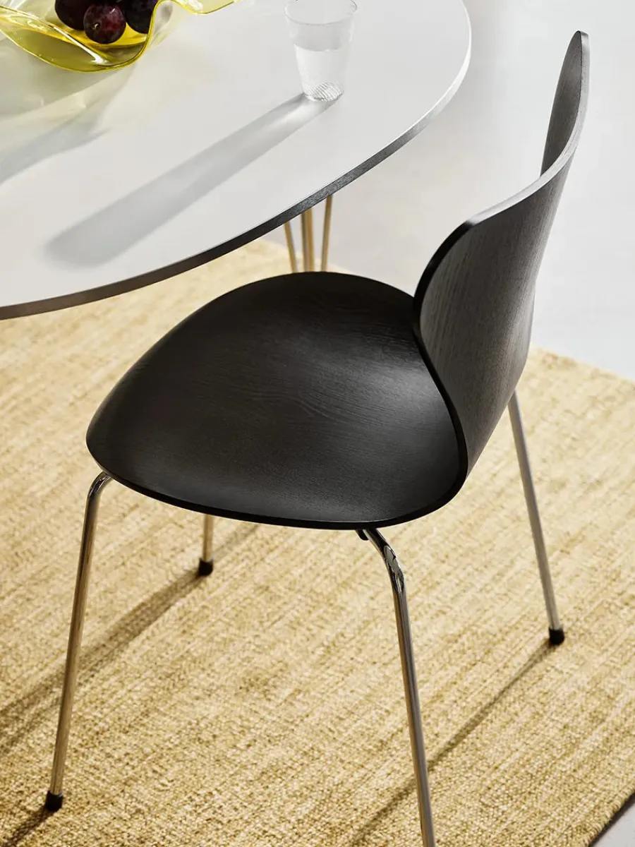 3107 stol i sort ask af Arne Jacobsen<Fritz Hansen New