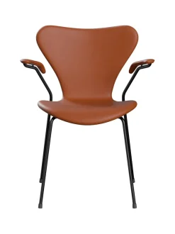 3207 stol m/armlæn, fuldpolstret Essential læder valnød/sort stel af Arne Jacobsen<Fritz Hansen Online