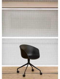 About a Chair AAC52 Forsidepolstret, hvid skal fra<HAY Outlet