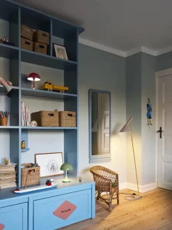 AJ Floor Lamp, grey/brass af Arne Jacobsen<Louis Poulsen Discount