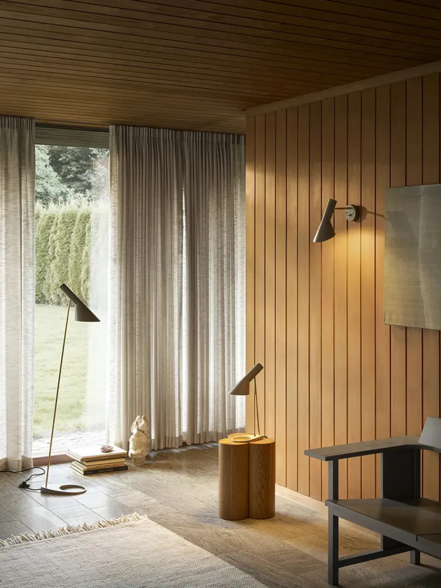 AJ Mini Table Lamp, grey/brass af Arne Jacobsen<Louis Poulsen Best