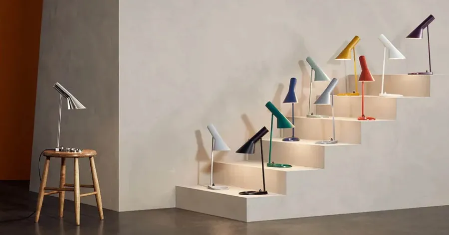 AJ Mini Table Lamp, grey/brass af Arne Jacobsen<Louis Poulsen Best