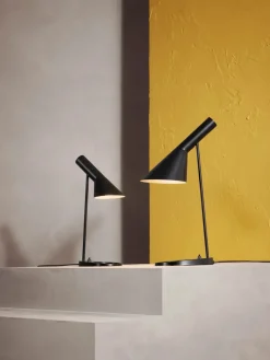 AJ Mini Table Lamp, grey/brass af Arne Jacobsen<Louis Poulsen Best