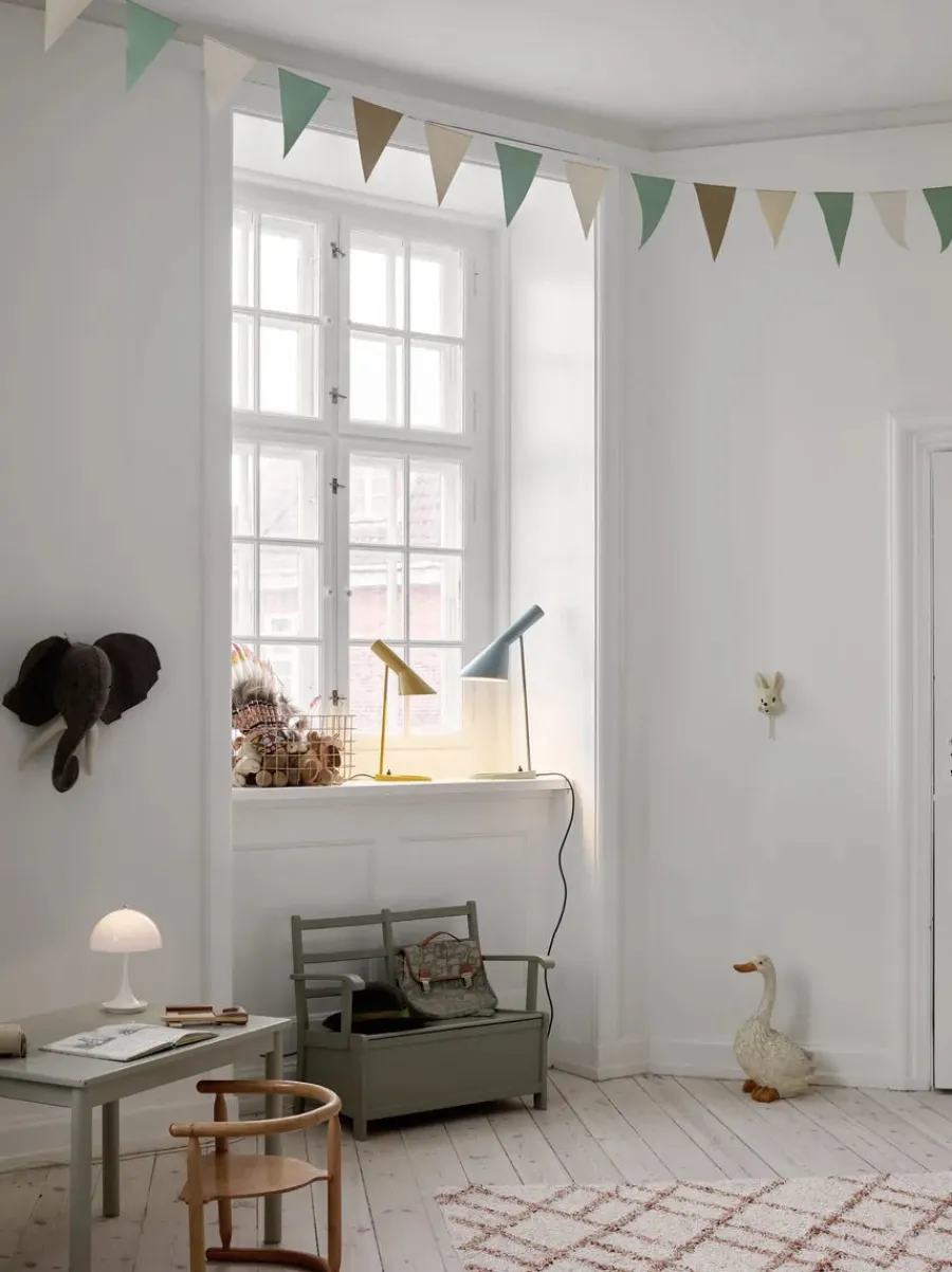 AJ Mini Table Lamp, grey/brass af Arne Jacobsen<Louis Poulsen Best