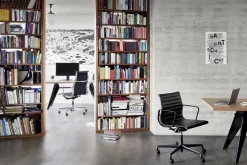 Aluminium Chair EA 119 kontorstol, sort læder fra<Vitra Online