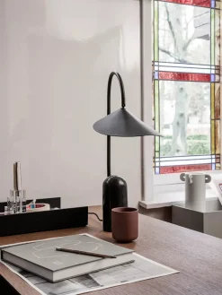 Arum bordlampe fra<Ferm Living Sale