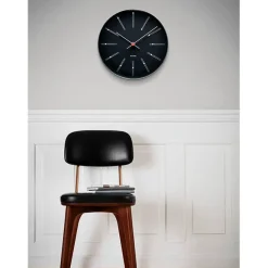 Bankers club vægur af Arne Jacobsen i sort (Ø: 29)<Arne Jacobsen Clocks Best