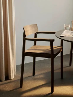 Betty TK10 Spisebordsstol, sortlakeret eg fra<&Tradition