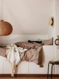 Braided Bottle lampe fra<Ferm Living Outlet