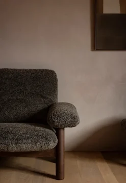 Brasilia Lounge Chair, Dark Stained Oak Sheepskin Root fra<Audo Copenhagen Outlet