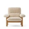 Brasilia Lounge Chair, Natural Oak Sheepskin Nature fra<Audo Copenhagen