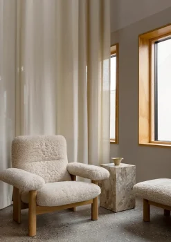 Brasilia Lounge Chair, Natural Oak Sheepskin Root fra<Audo Copenhagen Outlet