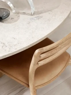 Cabin bord Ø150, beige marmor fra<Vipp Online