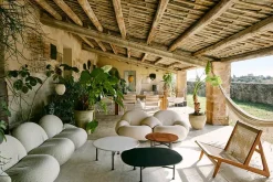 Carmel Coffee Table, clam white i 75 x 75 cm fra<GUBI Online