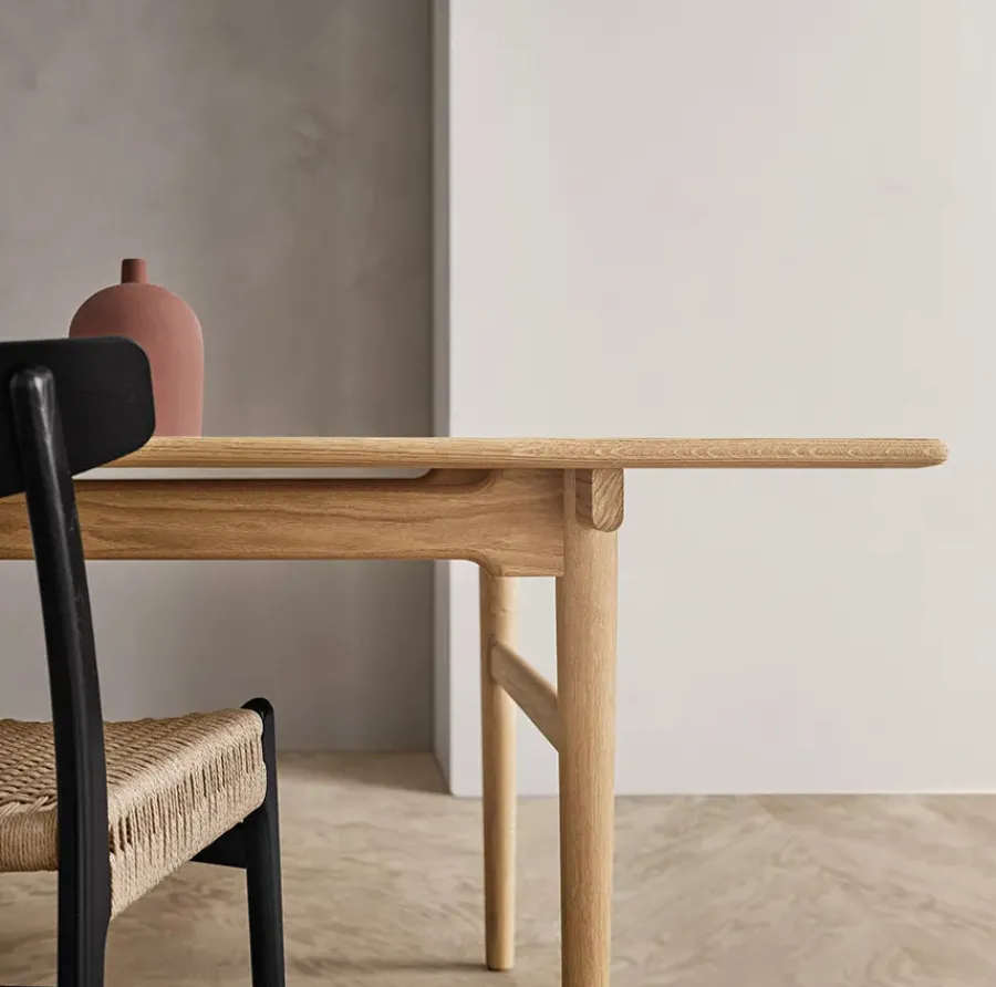 CH23 Spisestol, valnød olie med sort flet af Hans J. Wegner<Carl Hansen & Søn Sale