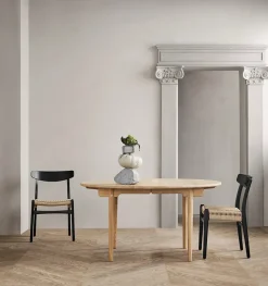 CH23 Spisestol, valnød olie med sort flet af Hans J. Wegner<Carl Hansen & Søn Sale