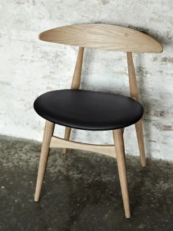 CH33 Stol, sæbebehandlet eg/sort læder af Hans J. Wegner<Carl Hansen & Søn Best