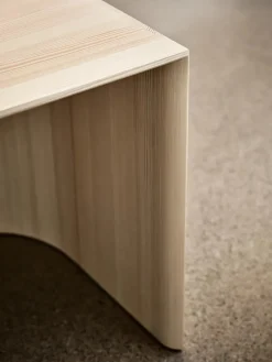 CM210 Taburet, fyrretræ af Cecilie Manz<Fritz Hansen Hot