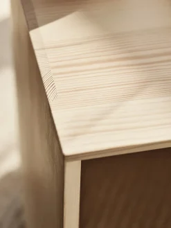 CM210 Taburet, fyrretræ af Cecilie Manz<Fritz Hansen Hot