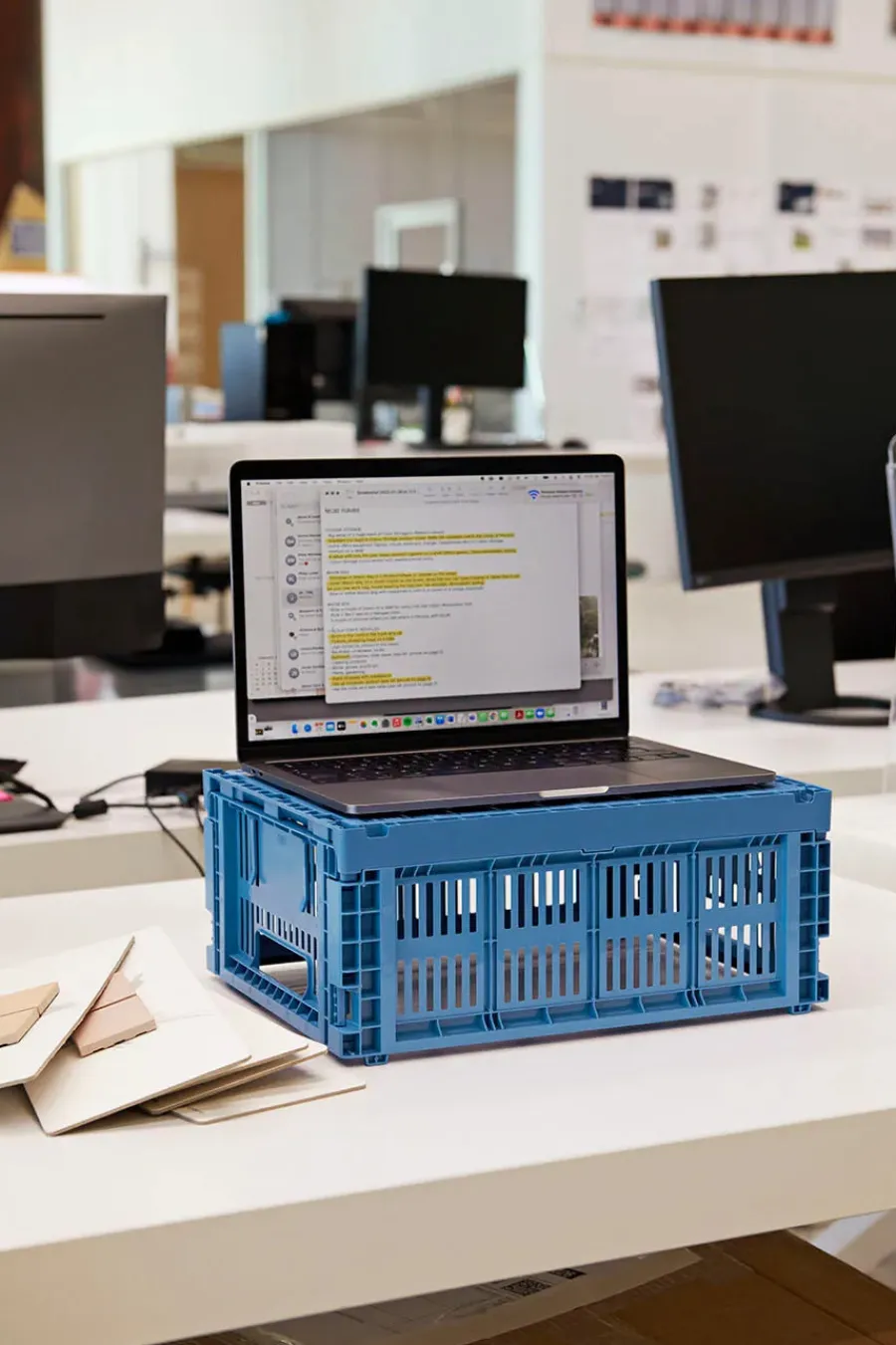 Colour crate M, electric blue fra<HAY Online