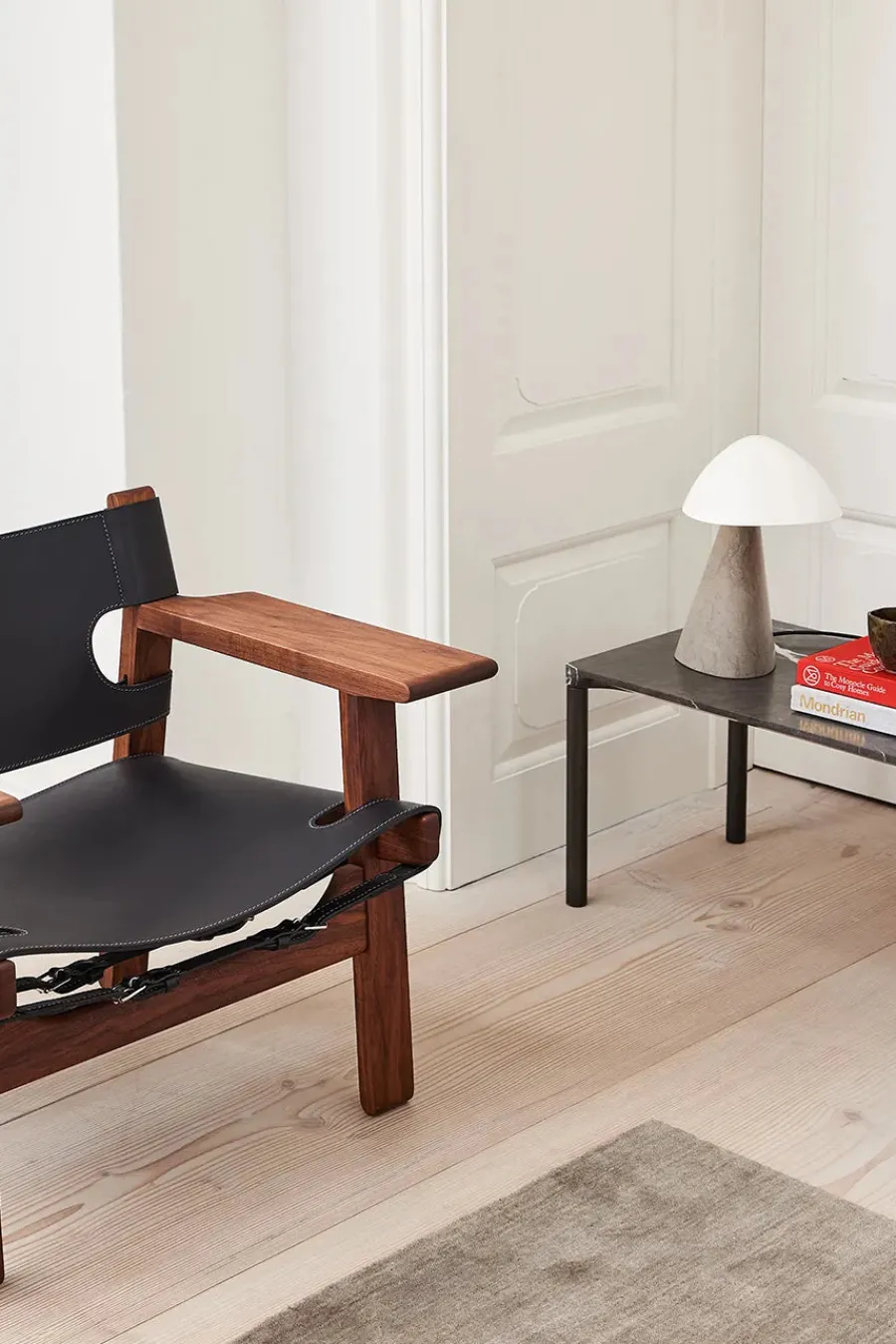 Den Spanske Stol i mørkebrun læder, Røget eg olie af Børge Mogensen<Fredericia Furniture Best