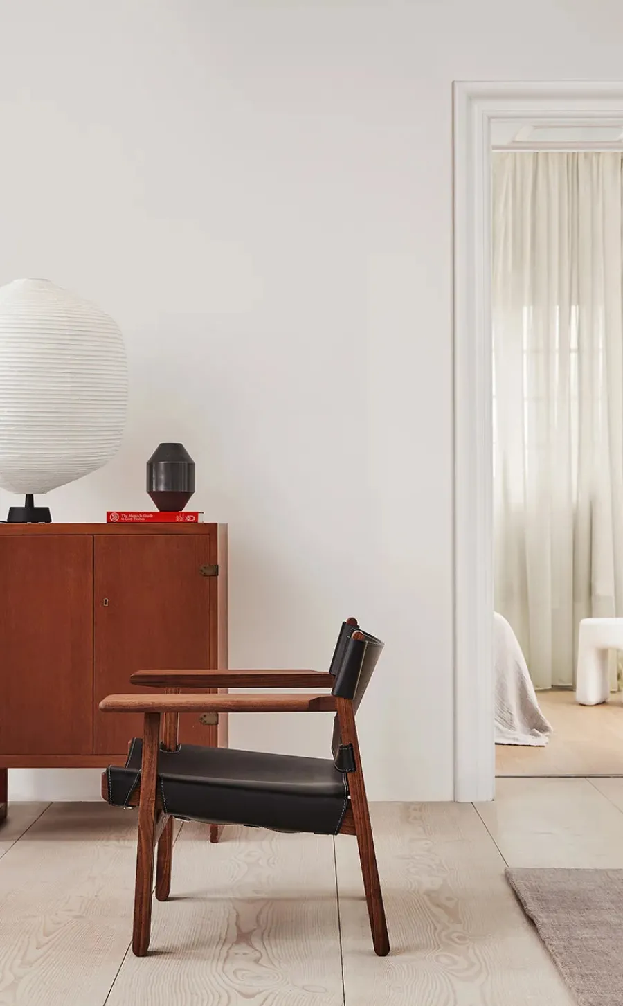 Den Spanske Stol i sort læder, eg sæbe af Børge Mogensen<Fredericia Furniture Sale