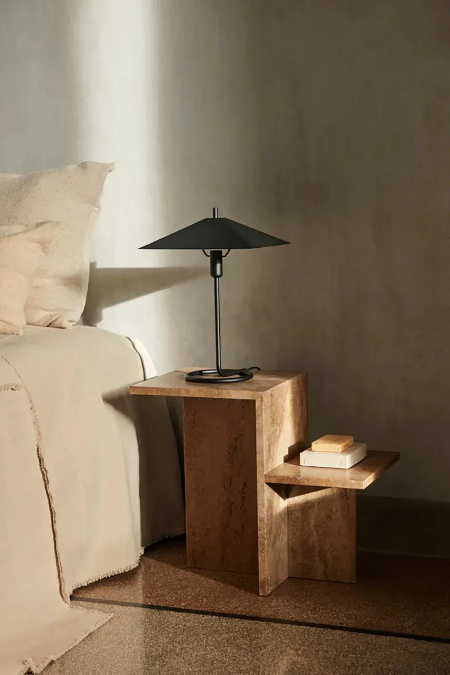 Distinct Side Table, Dark Brown Travertine fra<Ferm Living Best