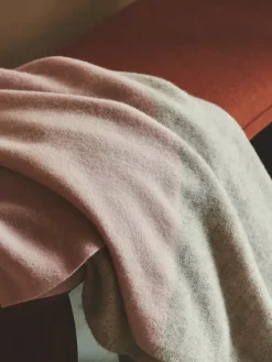 Drejø Plaid, rosa fra<Silkeborg Uldspinderi