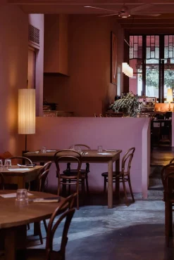 Dórica Gulvlampe fra Santa and Cole<Santa & Cole