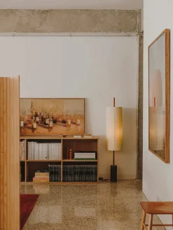 Dórica Gulvlampe fra Santa and Cole<Santa & Cole