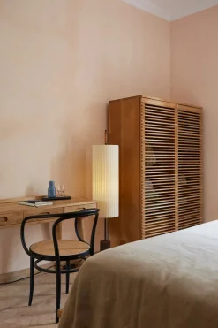 Dórica Gulvlampe fra Santa and Cole<Santa & Cole