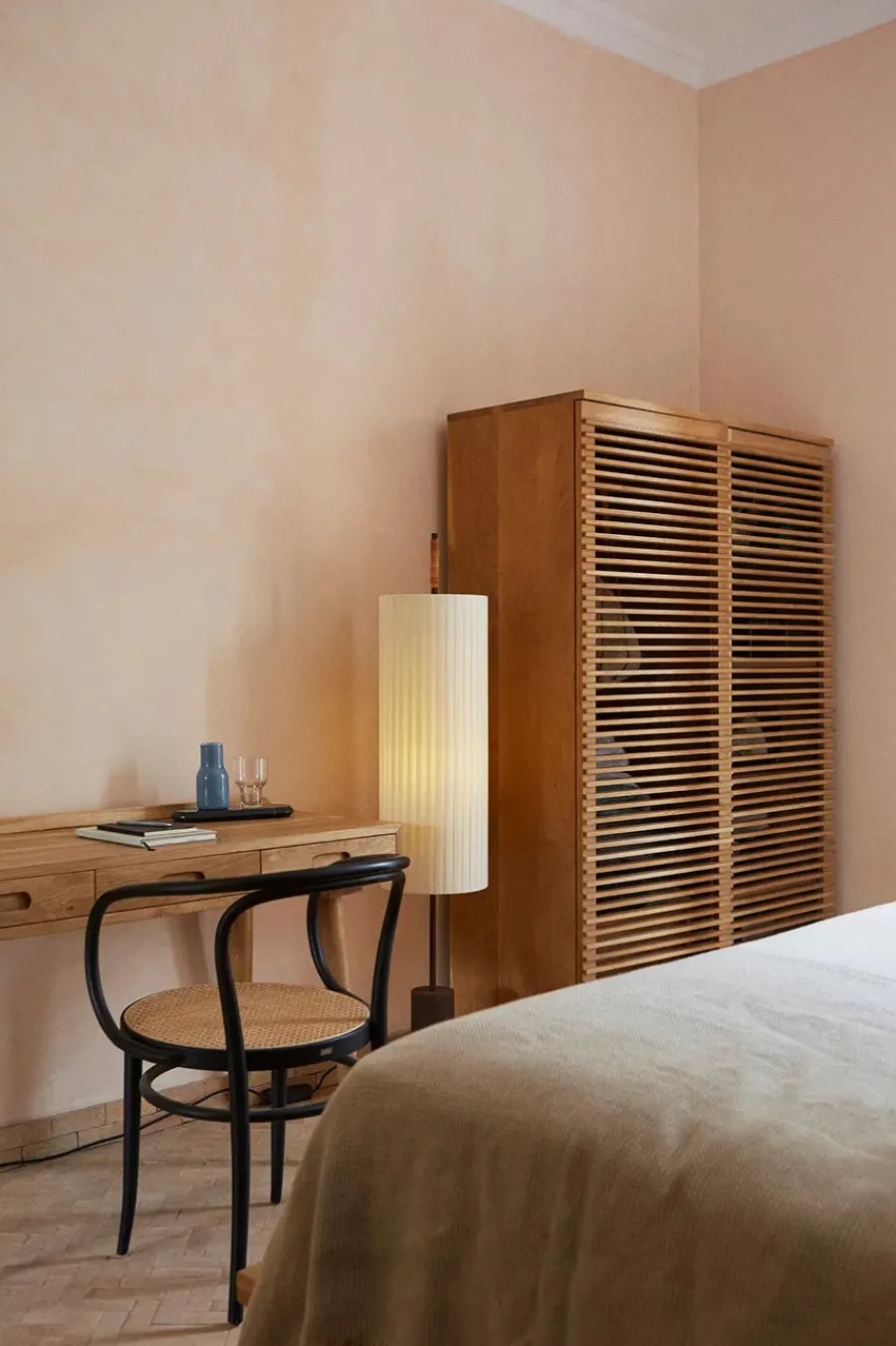 Dórica Gulvlampe fra Santa and Cole<Santa & Cole