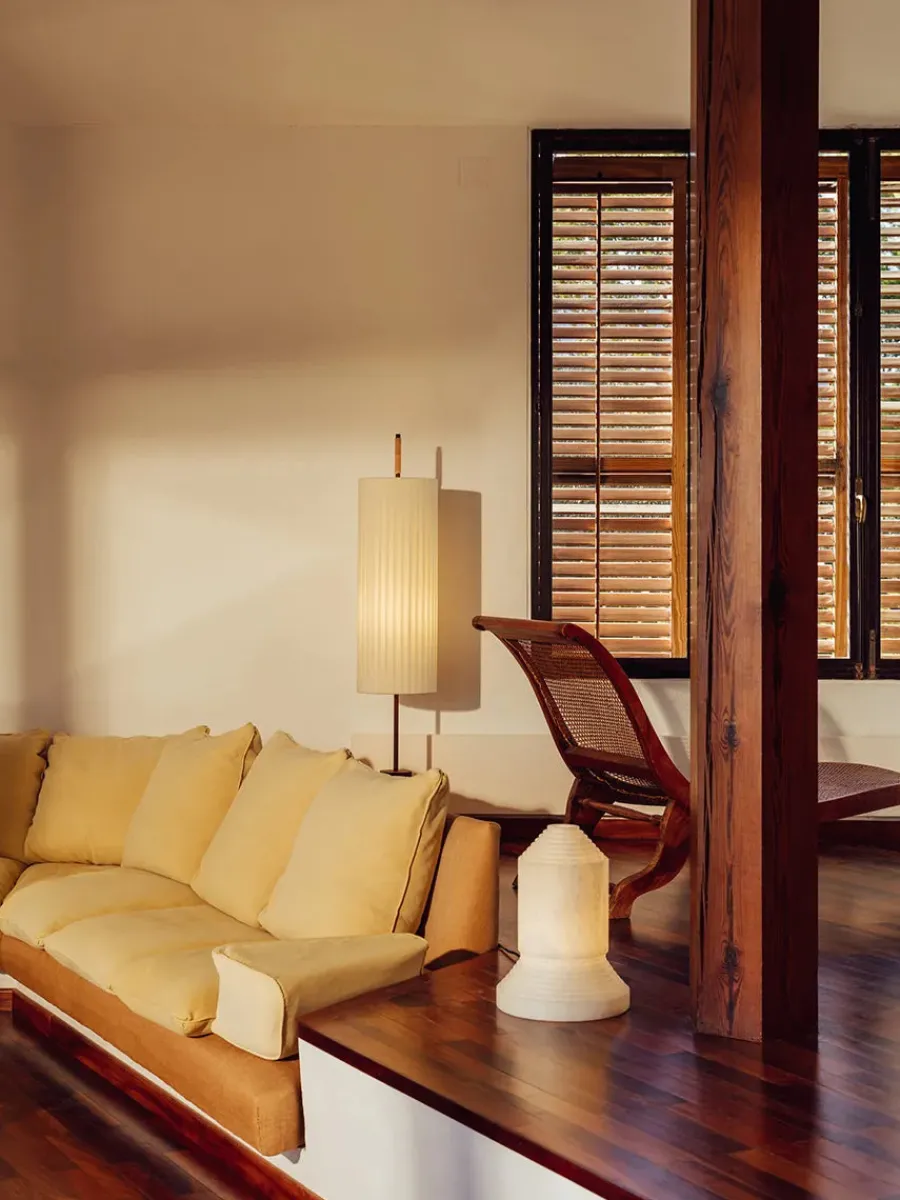 Dórica Gulvlampe fra Santa and Cole<Santa & Cole