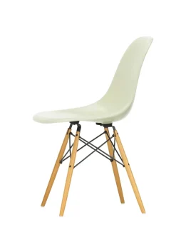 Eames Fiberglass Chair DSW, lys ahorn fra<Vitra Online