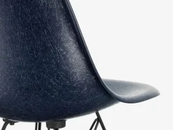 Eames Fiberglass Chair DSW, mørkbejdset ahorn fra<Vitra Best